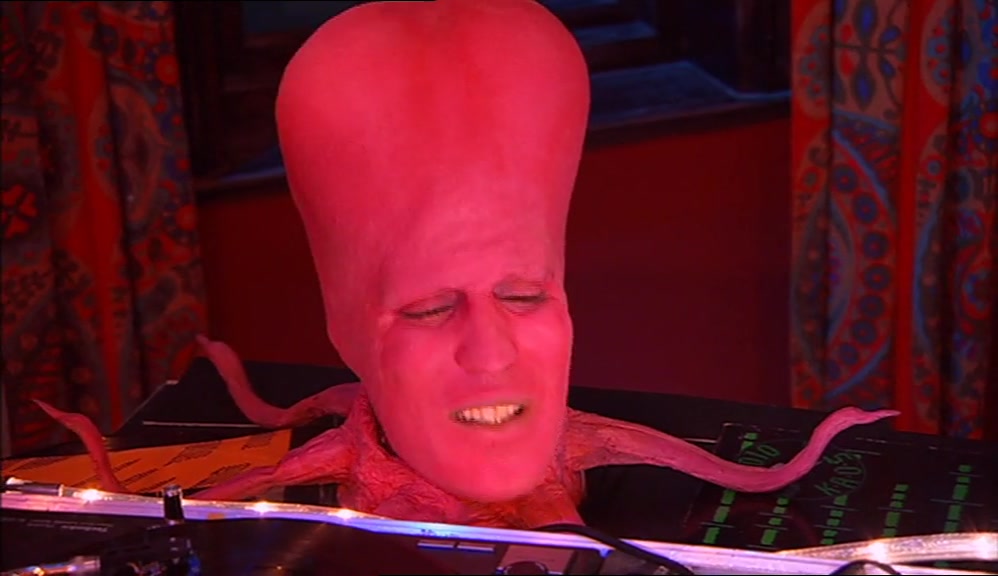 - OH, WHAT IS YOUR BEEF WITH THE MAC? - THE SAME BEEF EVERY RIGHT-THINKING MAN HAS. 