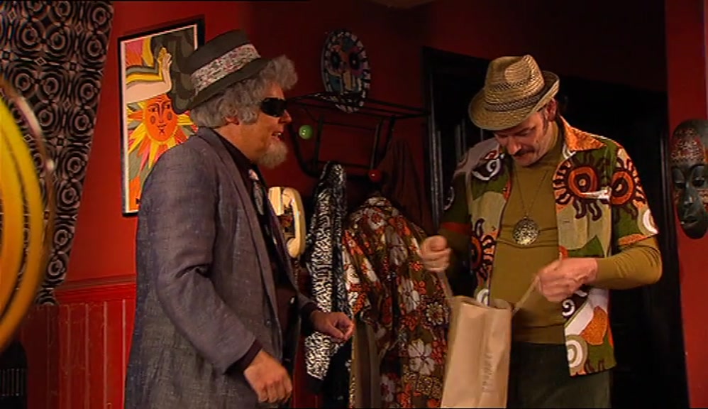 - YEAH! OOH, LOOK AT THIS. - YEAH. 