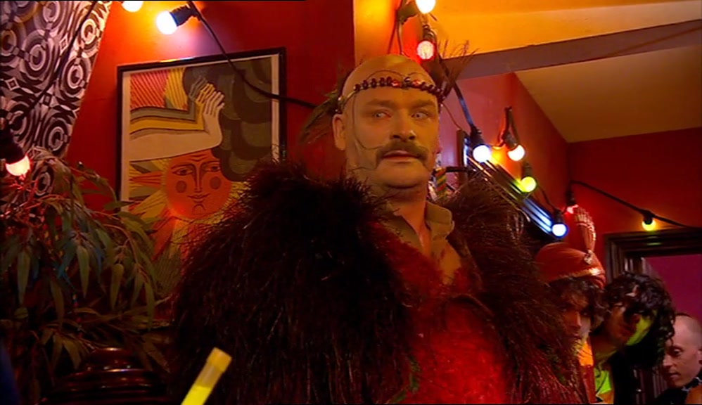 DENNIS, YOU DIMLO! WHAT THE FUCK ARE YOU DOING? THAT'S THE WRONG GEEZER. 