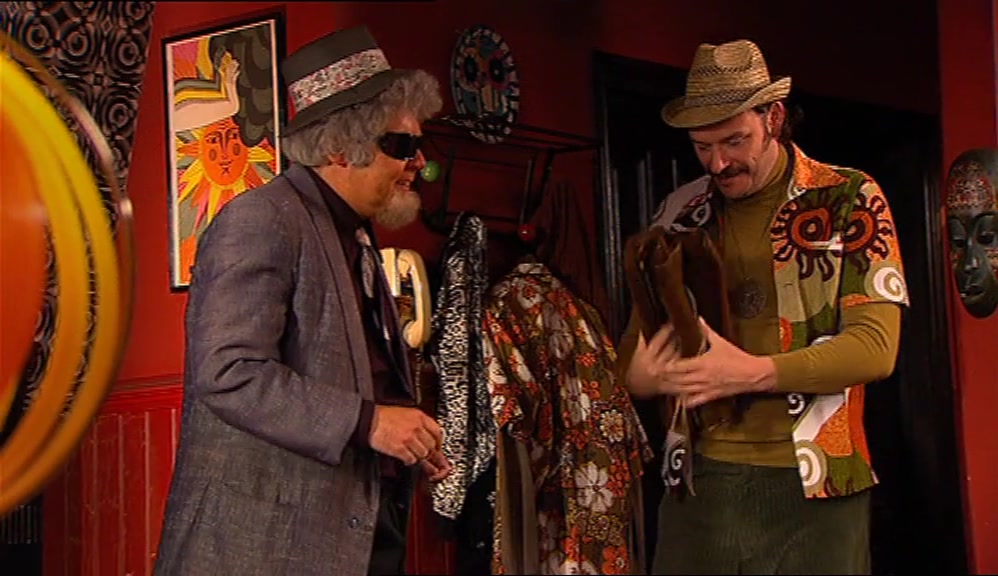 - THANK YOU. WHAT IS IT? - IT'S A MAN CORSET. 