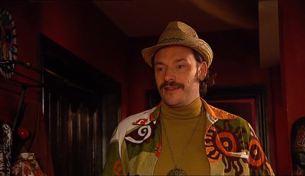 - IT'S 5:45. - LESTER CORNCRAKE CAME STRAIGHT FROM WORK. 