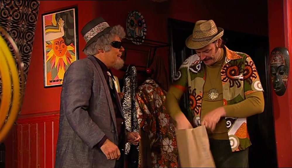 - THANK YOU. WHAT IS IT? - IT'S A MAN CORSET. 