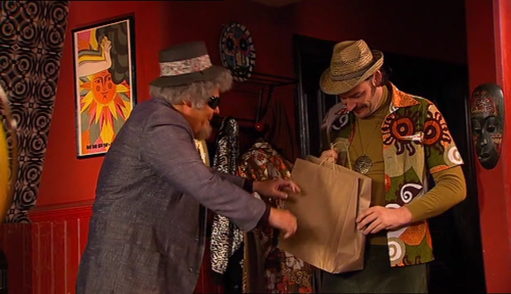 - HOW ARE YOU, LESTER? - I BOUGHT YOU A PRESENT. 