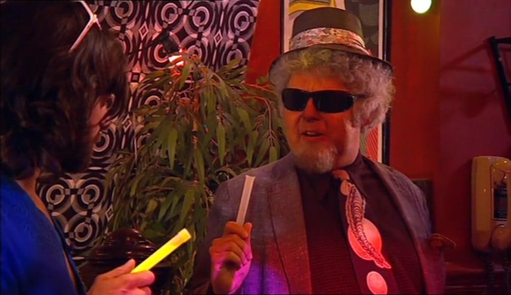- THESE ALCOPOPS TASTE KINDA FUNNY. - IT'S A GLOWSTICK, YOU BERK! 