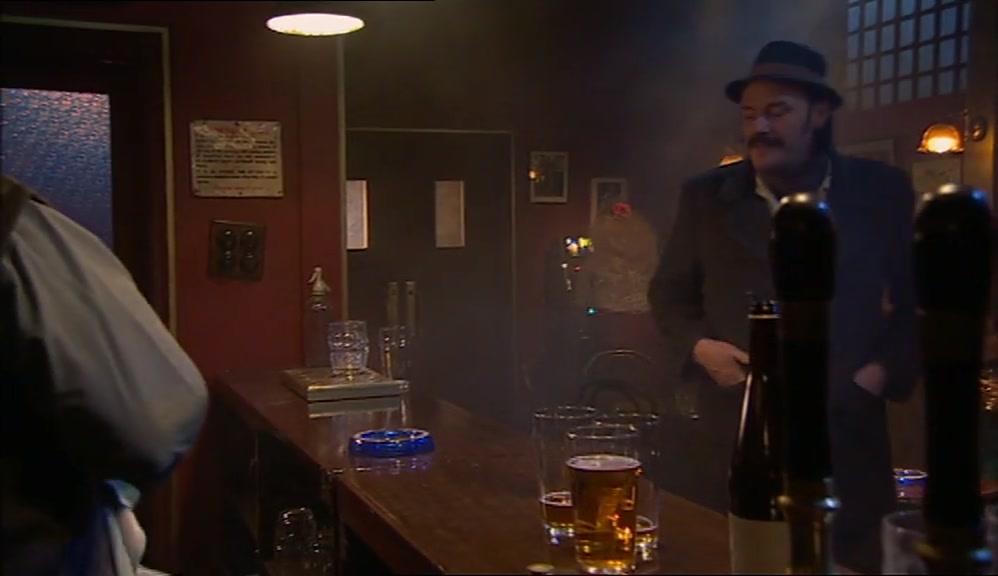 - AH, TOP OF THE EVENING TO YOU. - HI. 