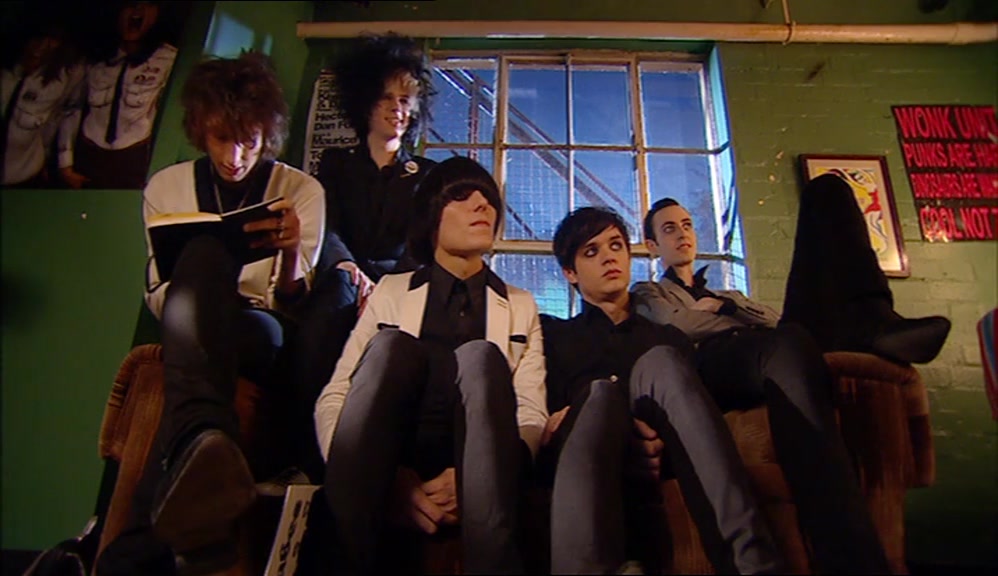 - NO, CHICKEN DRUMMERS, MATE. - LOOK, COME ON, GUYS. I COULD DO THIS. 