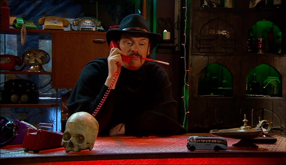 SAMMY'S GONE MAD. HE'S MUTILATED EVERYONE. WE NEED AN ACTOR. CAN YOU COME DOWN? 
