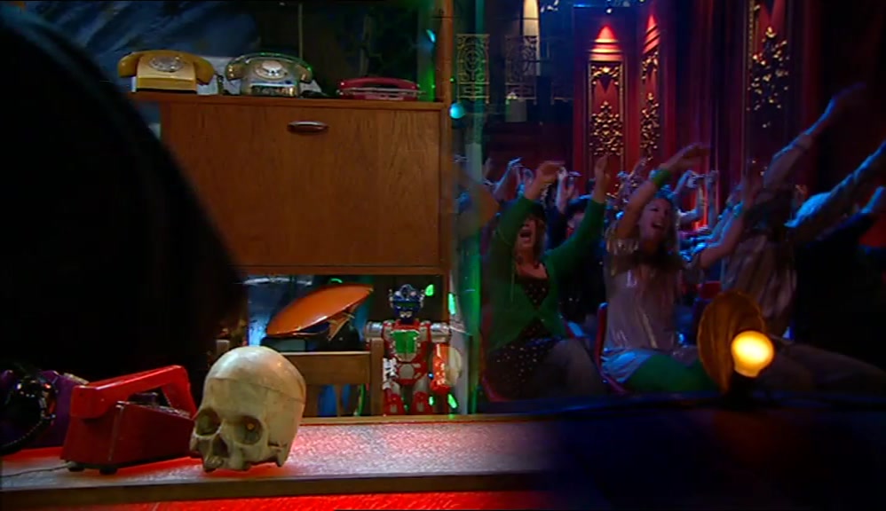 (AUDIENCE CHANT) SAMMY! SAMMY! SAMMY!  
