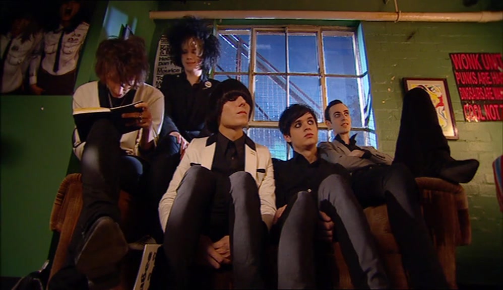 - NO, CHICKEN DRUMMERS, MATE. - LOOK, COME ON, GUYS. I COULD DO THIS. 