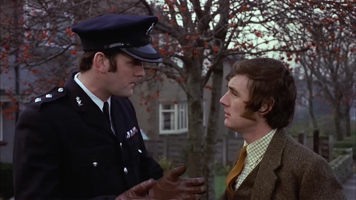 - DID YOU SEE ANYONE? - NO, NO ONE AT ALL. 