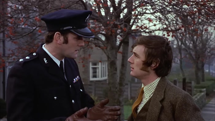 - DID YOU SEE ANYONE? - NO, NO ONE AT ALL. 
