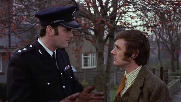 - DID YOU SEE ANYONE? - NO, NO ONE AT ALL. 