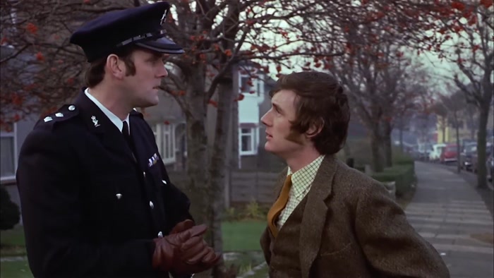 - DID YOU SEE ANYONE? - NO, NO ONE AT ALL. 