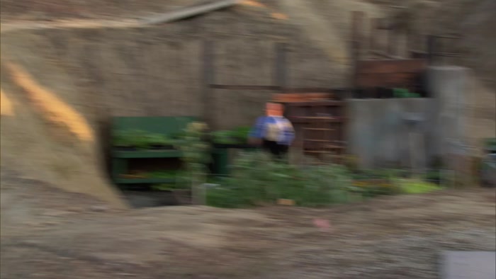 IS THAT THE HOUSE THERE, WHERE YOUR BEST FRIEND LIVES? 