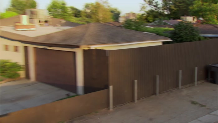 IS THAT THE HOUSE THERE, WHERE YOUR BEST FRIEND LIVES? 