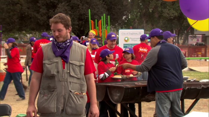 A LOT OF POCKETS. FOR PUTTING ALL THE FOOD IN. 