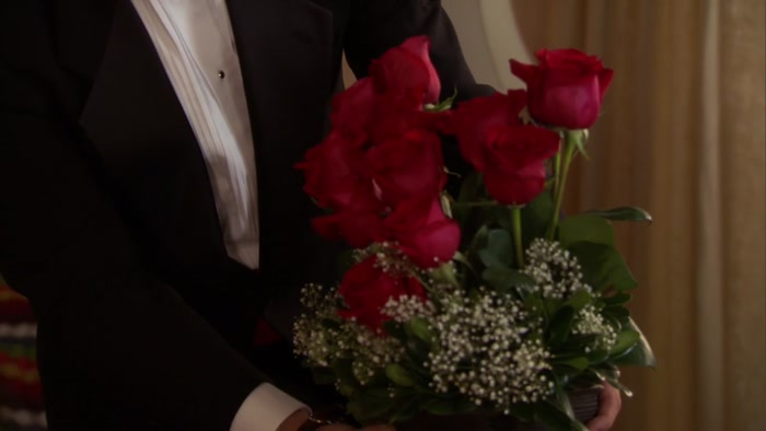 - SEE THAT? PERFUME. FOR THE LADY. - YEAH. OOH! OOH! 