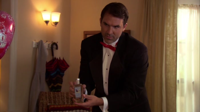 - SEE THAT? PERFUME. FOR THE LADY. - YEAH. OOH! OOH! 