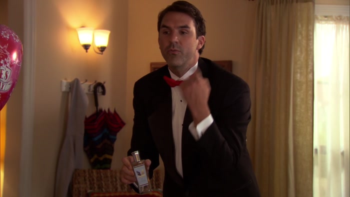 - SEE THAT? PERFUME. FOR THE LADY. - YEAH. OOH! OOH! 
