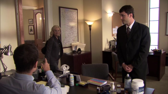 - HI CHRIS. - LESLIE KNOPE. 
