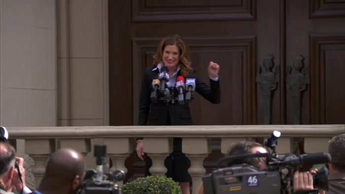 LESLIE KNOPE IS DRIVING HER CAMPAIGN BUS 