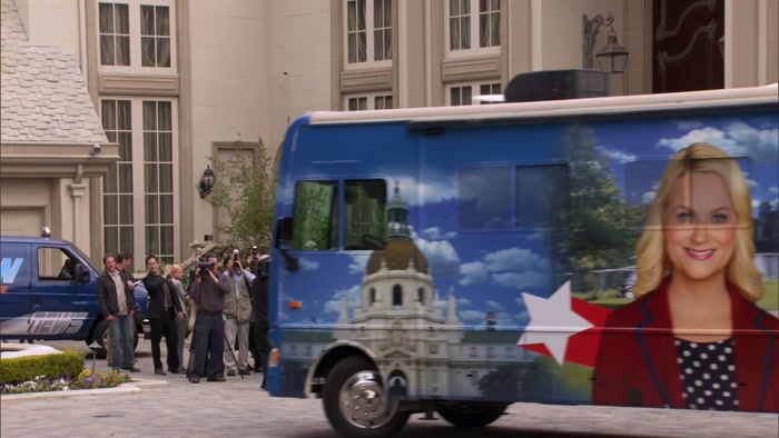 LESLIE KNOPE IS DRIVING HER CAMPAIGN BUS 