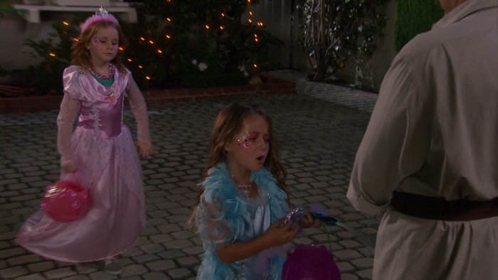 RON, ZOE BROKE MY TIARA!  