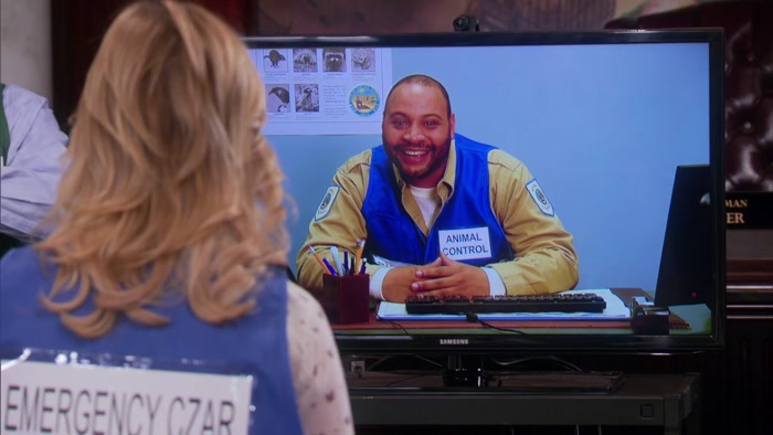 OH! LESLIE, YOU ON THE TV! 