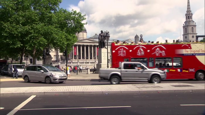 THE NOTTING HILL BUS TOUR STARTS AT 2:00, 