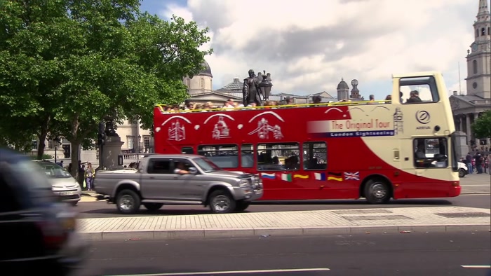 THE NOTTING HILL BUS TOUR STARTS AT 2:00, 