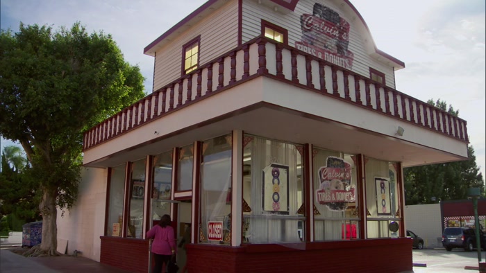 USED TO BE A DONUT SHOP. WELL, A TIRE SHOP THAT SOLD DONUTS. 