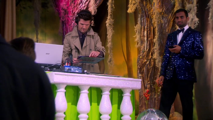- HEY, I LOVE THIS SONG! - YOU ACTUALLY LIKE THIS? 