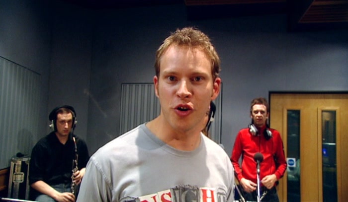 - JEZ, IS THERE ANYTHING I CAN? - IT'S UNDER CONTROL. PLEASE GO BEHIND THE GLASS. 