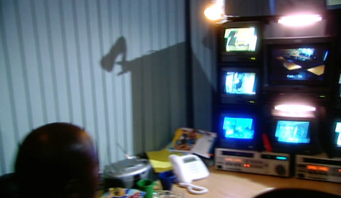 BLIMEY, MATE. LOOK AT ALL THESE TVS.  