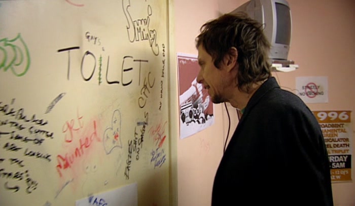 - COME ON, OPEN UP, IT'S GIG TIME. - WHAT'S GOING ON? 