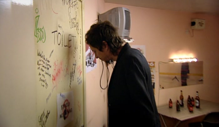- COME ON, OPEN UP, IT'S GIG TIME. - WHAT'S GOING ON? 