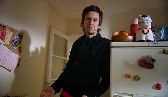 - WHAT? - I NEED TO FRIGHTEN THIS GEEZER. 