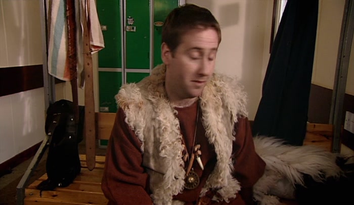 COS I KNOW YOU TWO HAD A BIT OF A THING, BUT I'M THINKING ABOUT ASKING HER OUT. 