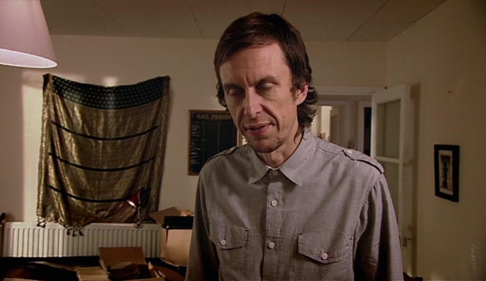 YOU'RE GONNA STAY IN THE DEATH STAR WITH CAPTAIN HADDOCK? HE DOESN'T VALUE YOU. 