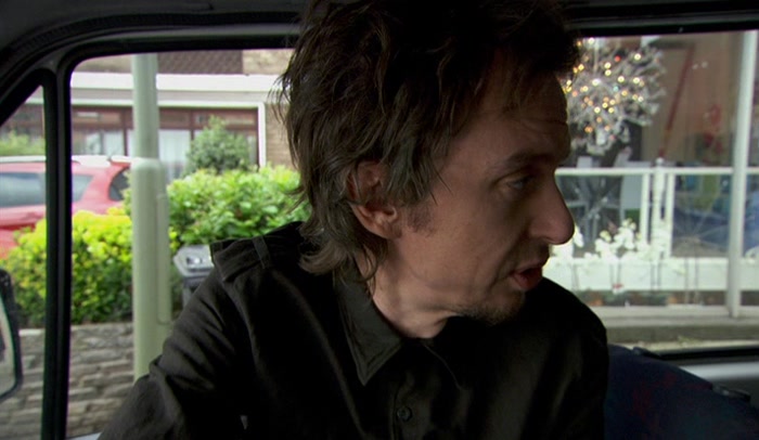 RIGHT, I'M HAVING YOUR CHICKEN WRAP. JEZ, YOU CAN HAVE THE CHIPS. 
