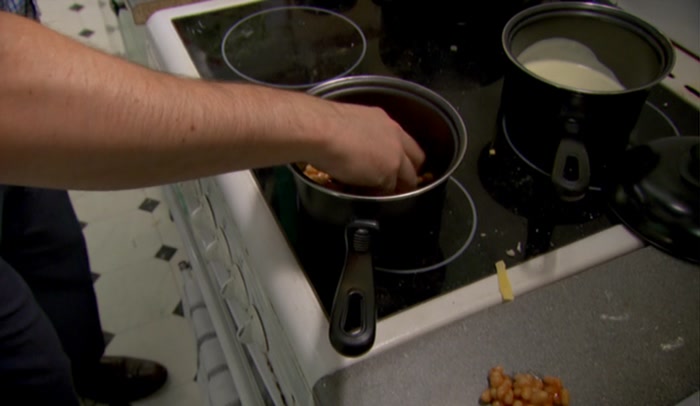 - WHAT THE HELL ARE YOU DOING? - I... I'M PICKING THE BEANS OUT. 