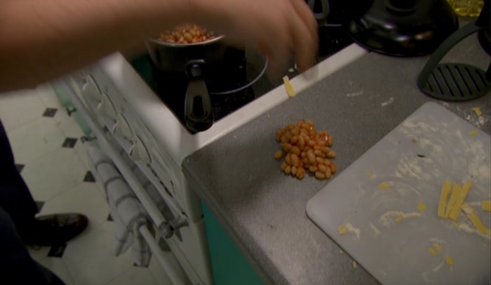 - WHAT THE HELL ARE YOU DOING? - I... I'M PICKING THE BEANS OUT. 