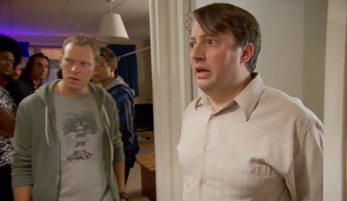 - HELP, DON'T LET THEM KILL ME. - OH, ANGUS, DON'T BE A BIG SILLY. 