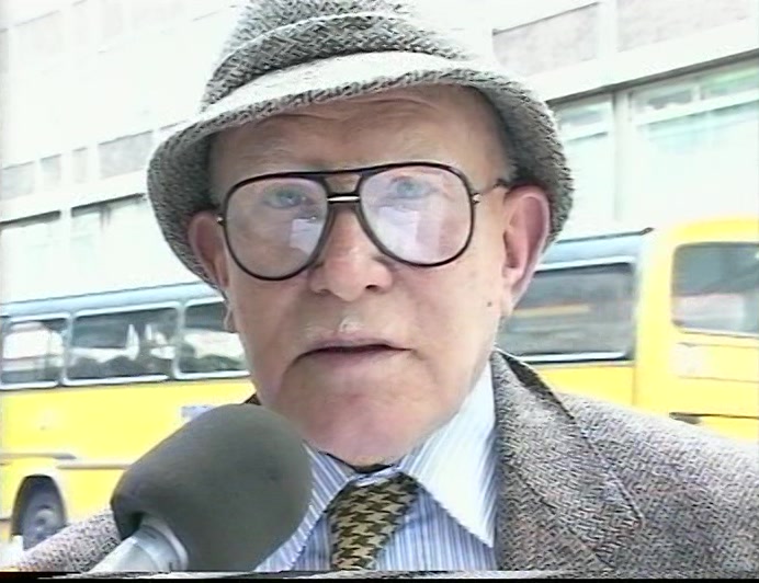 - LOOK AT THE LENS. - OH, SORRY. 