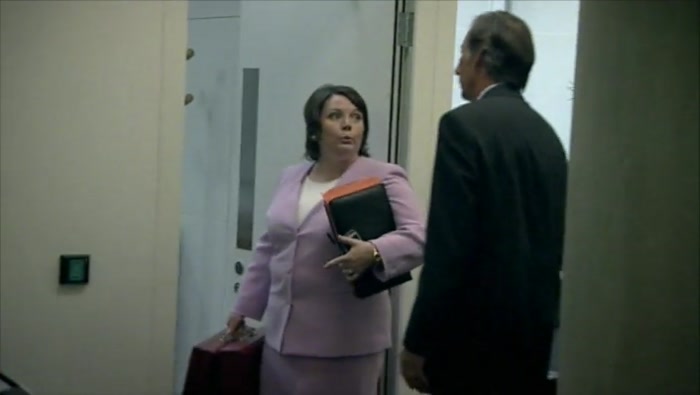 - (GLENN) ISN'T THAT DAVID DICKINSON? - OOH, NICE TAN! 