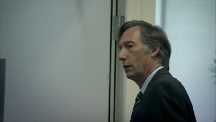 - (GLENN) ISN'T THAT DAVID DICKINSON? - OOH, NICE TAN! 