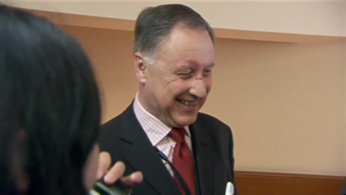 - GLENN, COME ON, YOU HAVE A BIT MORE. - ALL RIGHT, MALCOLM. 