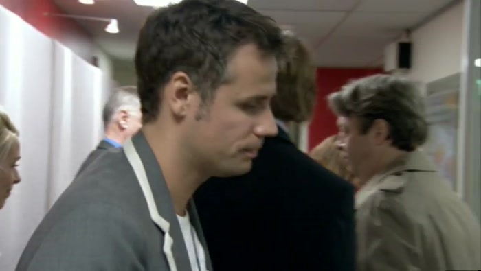 - IT'S THE GREEN ROOM. - WHAT? ALL IN HERE? 