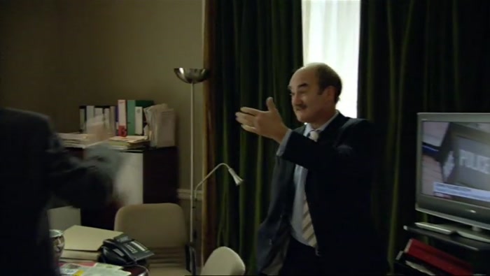 - I NEED TO TALK TO YOU. - ONE SECOND PLEASE. 