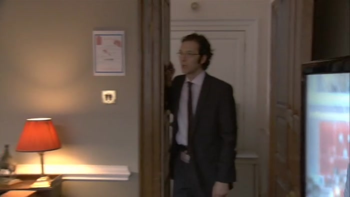 WHEN THE QUEEN'S BUTLER FINDS A COCKROACH IN THE PANTRY, 